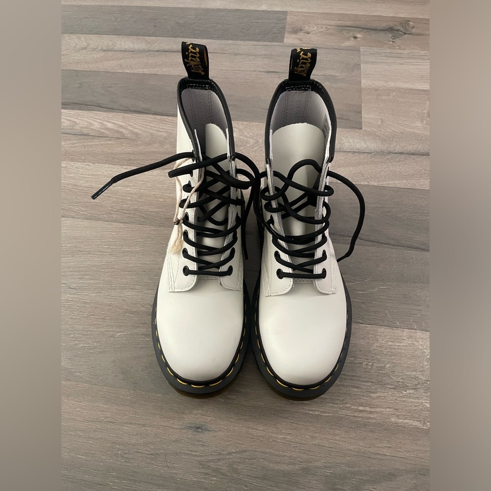 DR. MARTENS 1460 WOMEN'S SMOOTH LEATHER LACE UP BOOTS - Picture 8 of 16